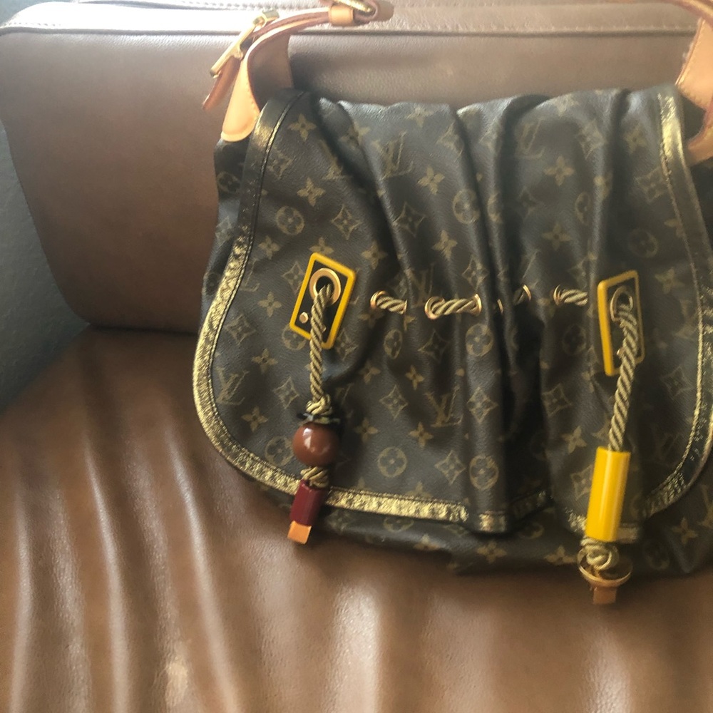 💯% Authentic Louis Vuitton Kalahari GM
